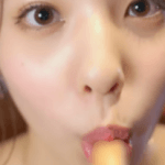 AV女優白桃はなが肉棒をお口いっぱいに頬張りご満悦「おいひい♡」