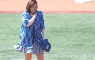 篠崎愛のぽっちゃりがエロいｗｗ始球式で見せたむちむちボディがたまらん・・