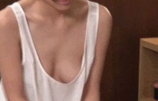 ゆるゆるのタンクトップとか最高過ぎ！！ビーチクポロリで何度も見てしまうｗｗ